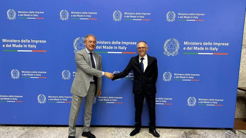A sinistra il ministro Adolfo Urso, a destra l'ad Carlos Tavares
