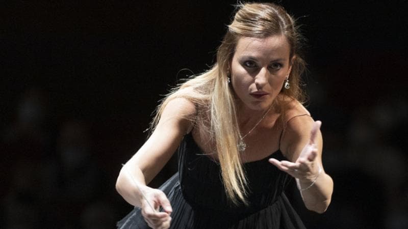 Francia, “No alla neofascista Beatrice Venezi”. Comitato di Nizza chiede di annullare il concerto della direttrice d’orchestra