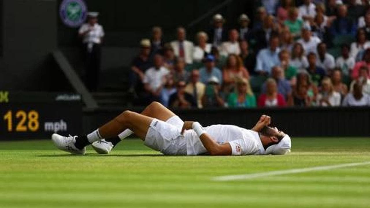 Matteo Berrettini a terra dopo la caduta
