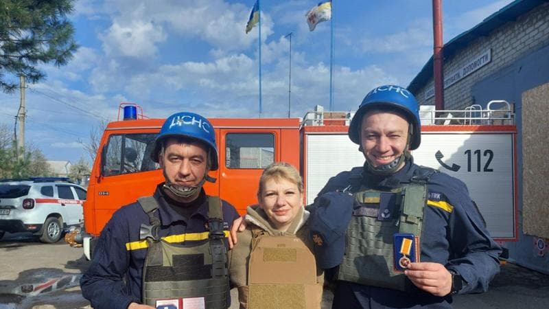 Ucraina, quell’Angelo biondo tra le macerie di Orichiv: “Qui per la mia gente”
