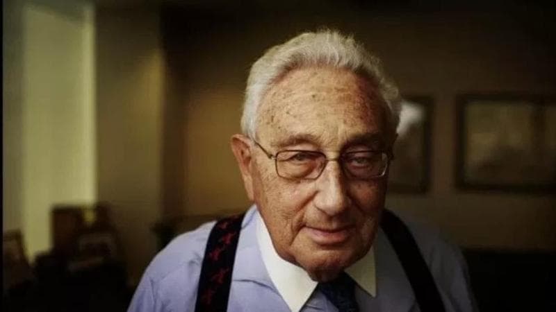 Lo scherzo telefonico di due russi a Kissinger, che dice: "Gli Usa promisero a Mosca che la Nato non si sarebbe allargata a Est"