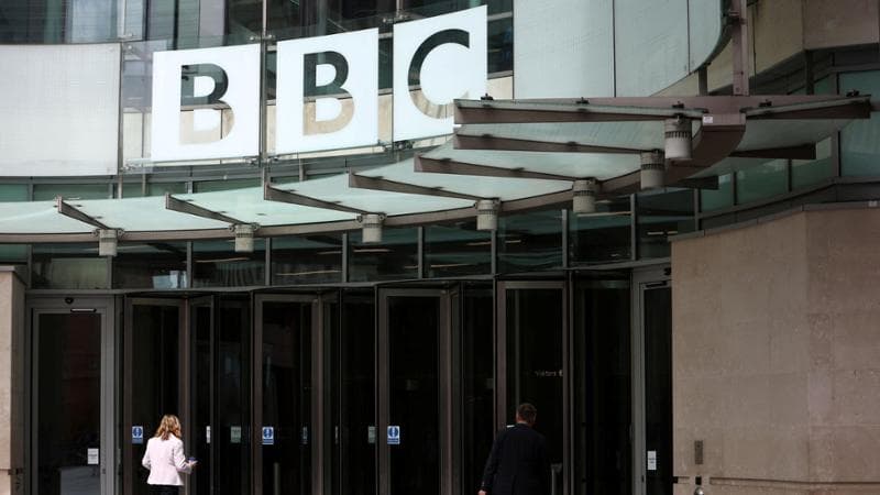 Regno Unito, cresce lo scandalo delle foto erotiche chieste a un minorenne da un presentatore star della Bbc