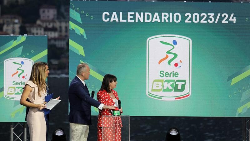 Il presidente della Lega di serie B Balata durante il sorteggio del calendario
