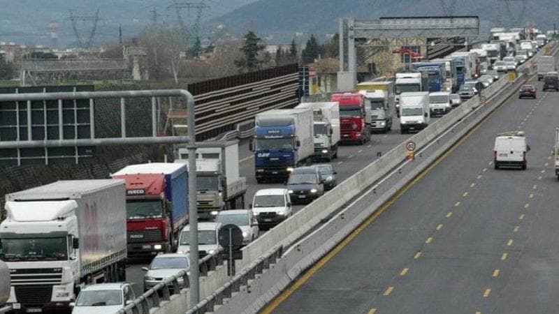 Incidente sulla A4, auto contro tir fermo: morto il padre, gravi mamma e bambini