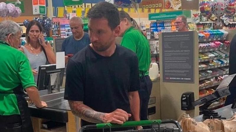 Leo Messi fa la spesa in un supermercato di Miami e nessuno, o quasi, lo riconosce: la nuova vita normale del genio del calcio