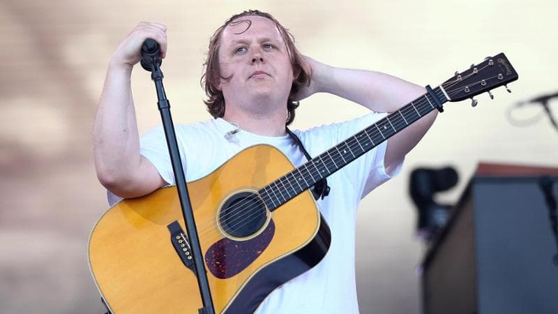 La battaglia di Lewis Capaldi: di nuovo sul palco. Aveva annunciato un periodo di stop