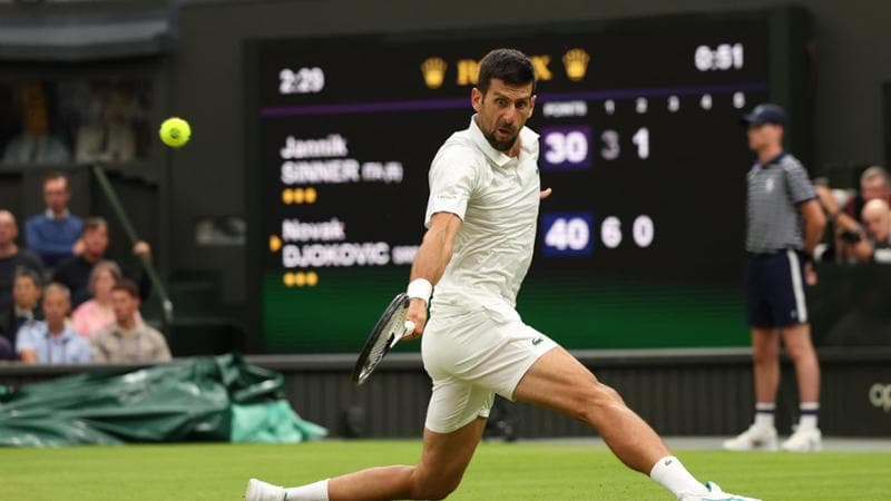 Novak Djokovic durante la semifinale con Jannik Sinner
