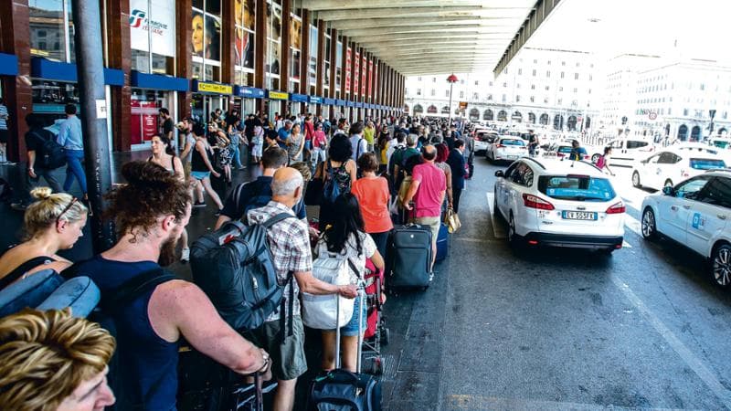 25/06/2019 Roma. Sciopero dei trasporti: lunghe file di passeggeri in attesa dei taxi in Piazza dei Cinquecento davanti alla stazione Termini.