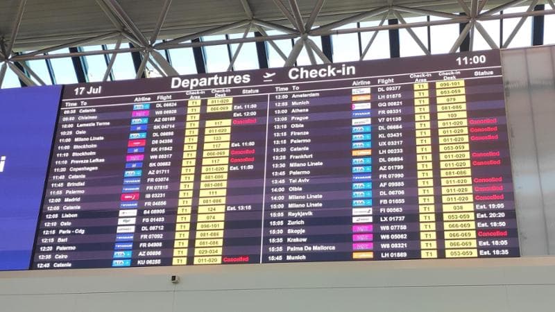 Sciopero aerei, i voli cancellati e quelli garantiti. Salvini: “Appello al buon senso”