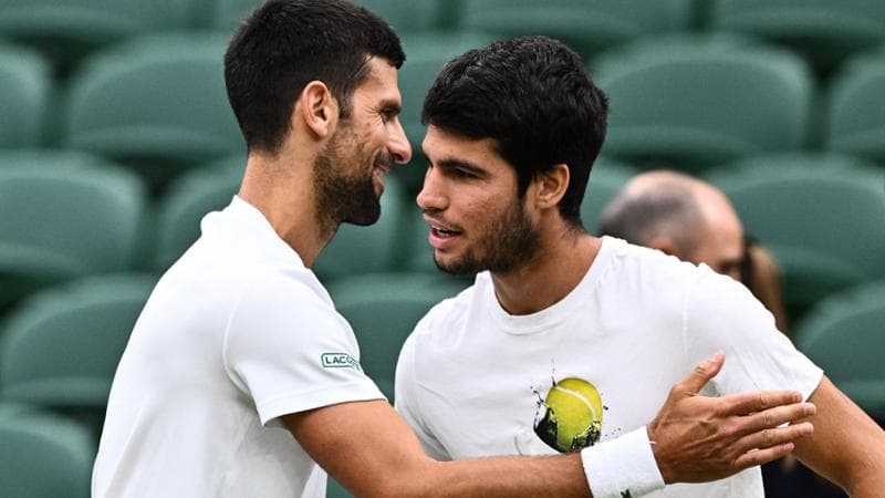 L'incontro tra&nbsp;Novak Djokovic e Carlos Alcaraz durante un allenamento a Wimbledon&nbsp;
