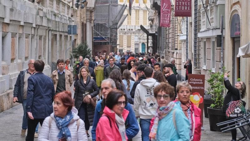 L'aumento dei turisti dall'anno scorso sta mettendo in crisi i settori dell'ospitalit&agrave; e della ristorazione, che non trovano lavoratori stagionali. Anche perch&eacute; non sono disposti a pagarli regolarmente, obiettano i sindacati

