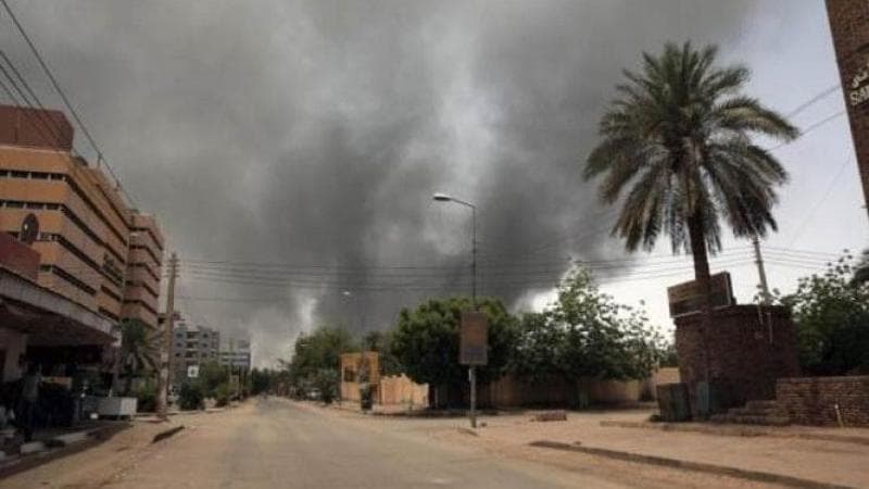 Sudan, tre mesi di combattimenti sanguinosi: migliaia di sfollati a Port Sudan, che sperano di fuggire in Egitto o Arabia Saudita