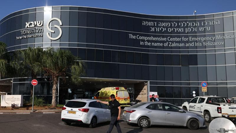 Un ambulanza davanti all'ospedale Sheba
