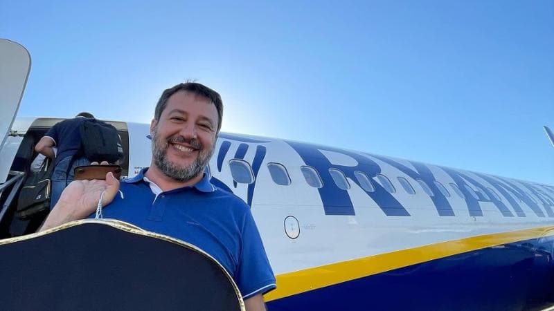 La foto pubblicata da Matteo Salvini sul suo profilo Facebook prima di imbarcarsi sull'aereo&nbsp;
