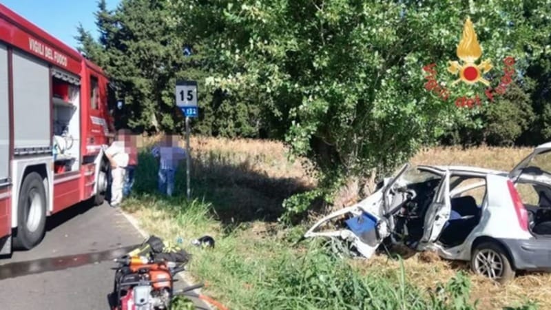 Auto contro un albero a Catanzaro: morto un 16enne, feriti i 3 amici che erano con lui