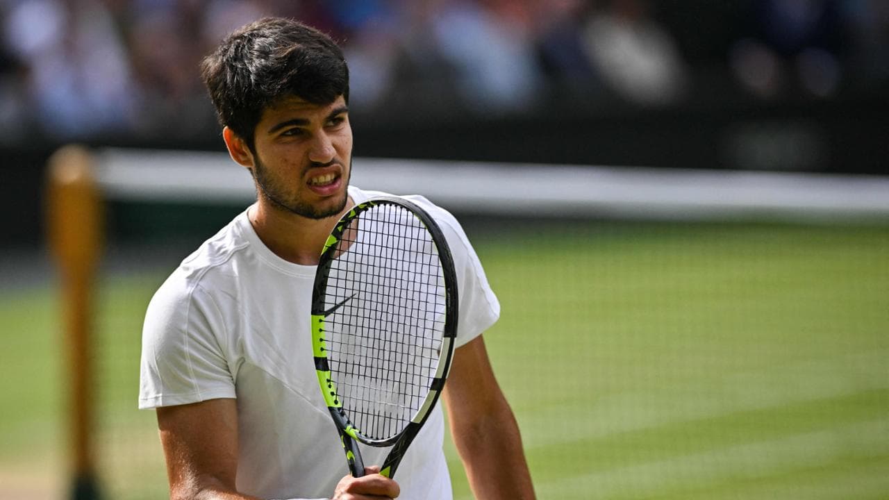 Carlos Alcaraz vince il terzo set: 2-1 su Novak Djokovic
