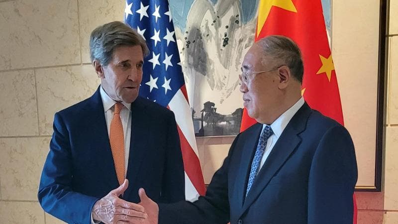 John Kerry con la controparte cinese Xie Zhenhua

