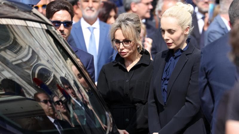Marina Berlusconi, tra il fratello Pier Silvio&nbsp;e Marta Fascina, davanti al feretro del padre ai funerali
