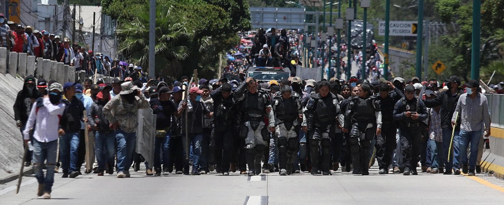 La polizia scorta la protesta a Chilpancingo
