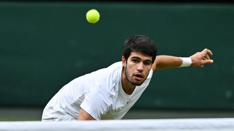 Carlos Alcaraz durante la finale a Wimbledon con Novak Djokovic
