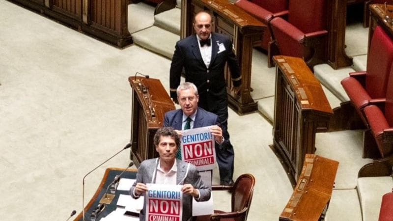 Maternità surrogata, Pd spaccato sulla legalizzazione: “Libertà di coscienza, anzi no, usciamo dall’Aula”