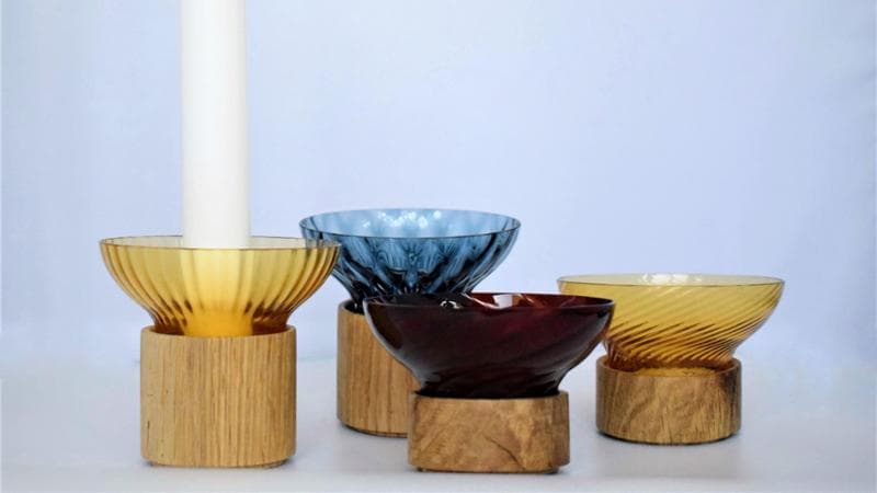 Un set di 4 portacandele con calottine in vetro di Murano e base in legno di bricola. Il set presenta 2 varianti&nbsp;

