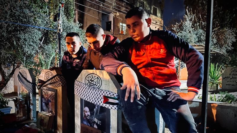 Ragazzini nel cimitero di Nablus sulle tombe dei cosiddetti &ldquo;martiri&rdquo; (Francesca Borri)
