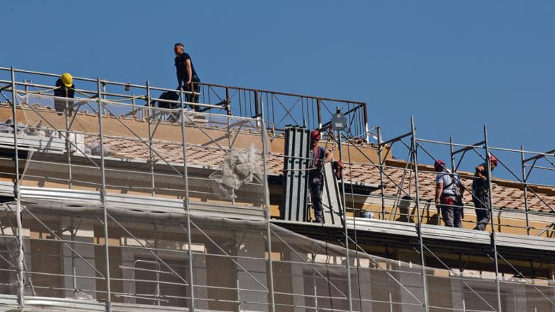 ROMA, ITALY - 2020/03/19: Construction workers at work in Rome in a building on Via della Conciliazione during the Covid-19 pandemic. (Photo by Matteo Nardone/Pacific Press/LightRocket via Getty Images)