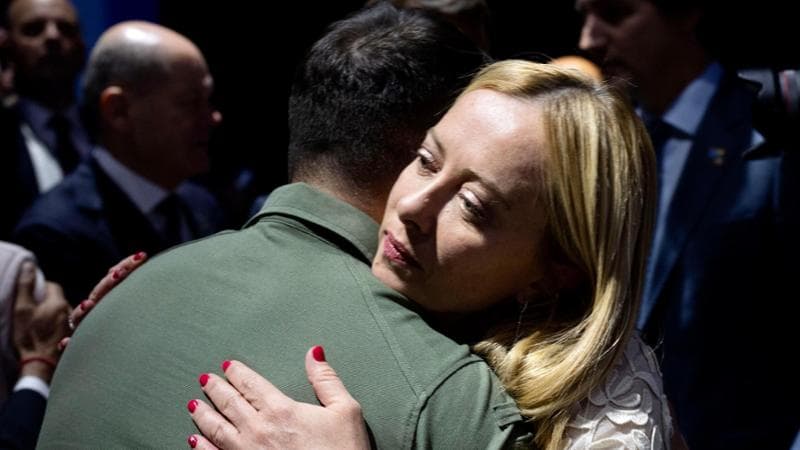 La premier Giorgia Meloni con il presidente ucraino Volodymyr Zelensky al vertice Nato di Vilnius del 12 luglio scorso
