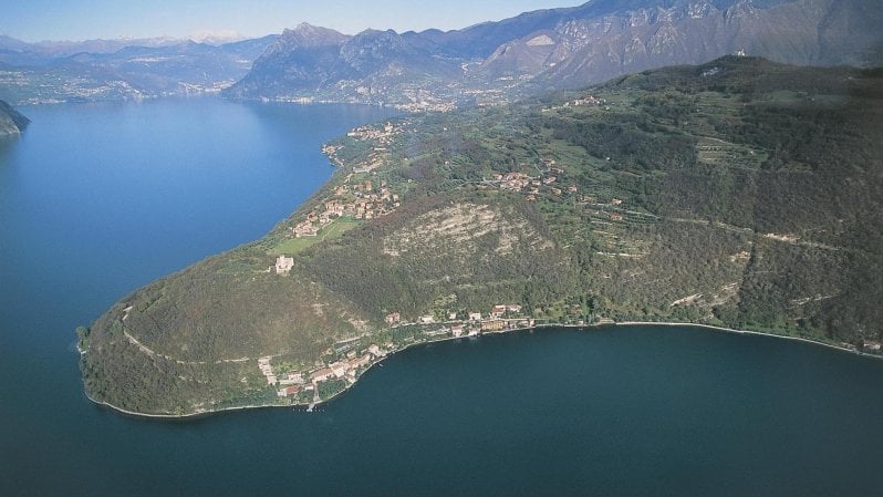 Dal Terzo Paradiso a Big Ballerina, itinerario a Monte Isola