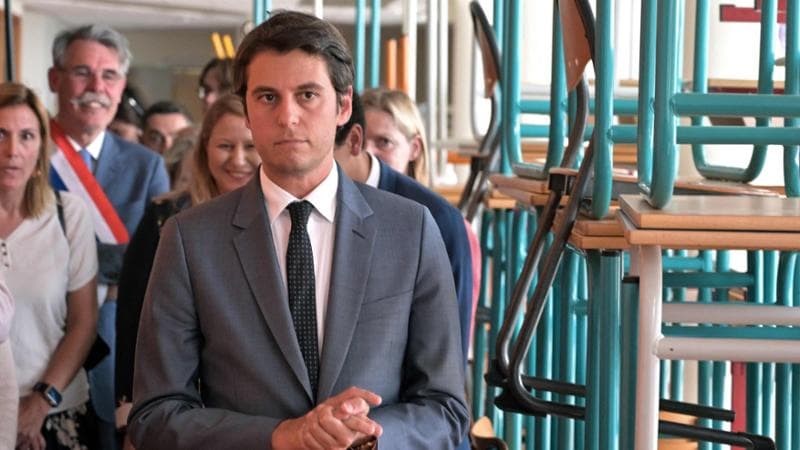Gabriel Attel visita una scuola danneggiata dalle rivolte
