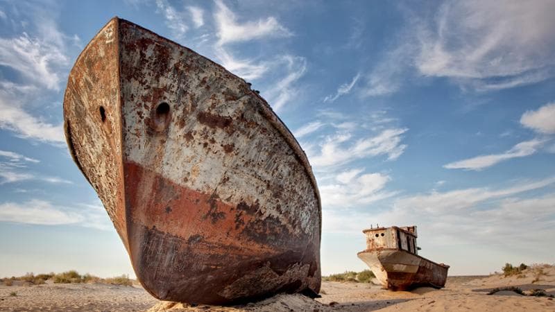 Navi abbandonate a Muinak, Uzbekistan: era un porto sul lago di Aral, oggi &egrave; un deserto (Getty images)
