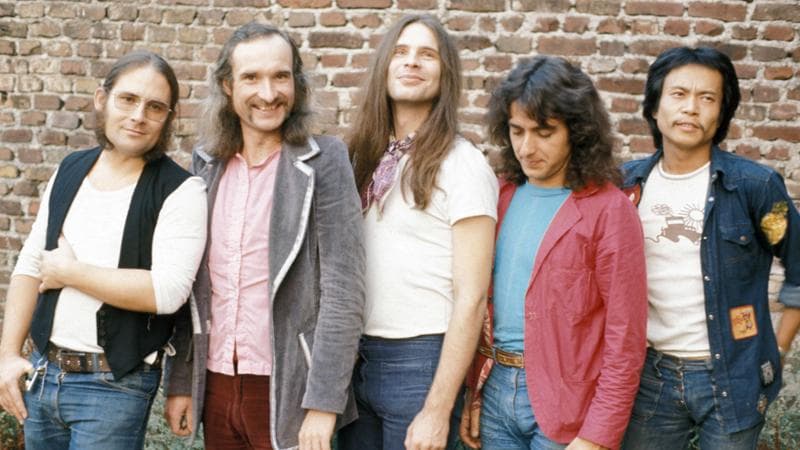 I Can negli anni 70. Da sinistra, Irmin Schmidt, Holger Czukay (1938-2017), Michael Karoli (1948-2001),&nbsp; Jaki Liebezeit (1938-2017), Damo Suzuki, 73 anni (Pictorial Press Ltd / Alamy / ipa)
