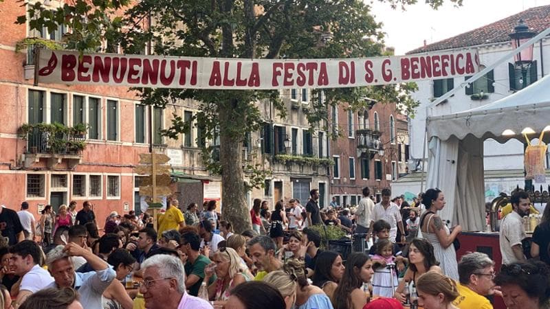A Venezia la festa di San Giacomo, per 12 giorni la città torna alla tradizione. I veneziani : “E’ il nostro fortino contro l’estinzione”