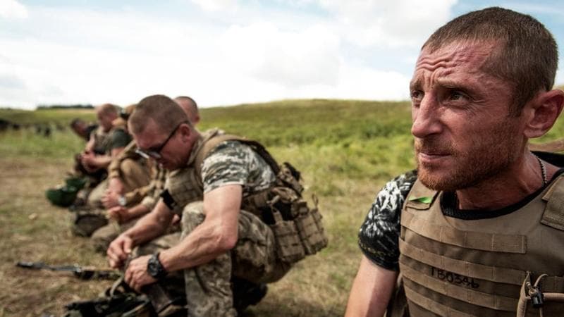 &nbsp;Druzhkivka. Militari ucraini intenti a riempire i caricatori dei loro Kalashnikov durante un addestramento (Foto di Alessio Romenzi)

