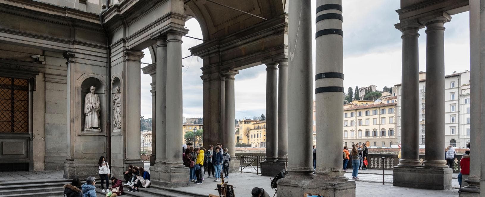 Il lungarno visto attraverso le colonne&nbsp;del Cortile degli Uffizi di Firenze
