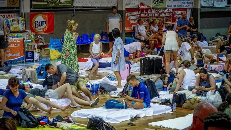 Turisti sfollati a causa degli incendi ospitati&nbsp;in una palestra a Rodi
