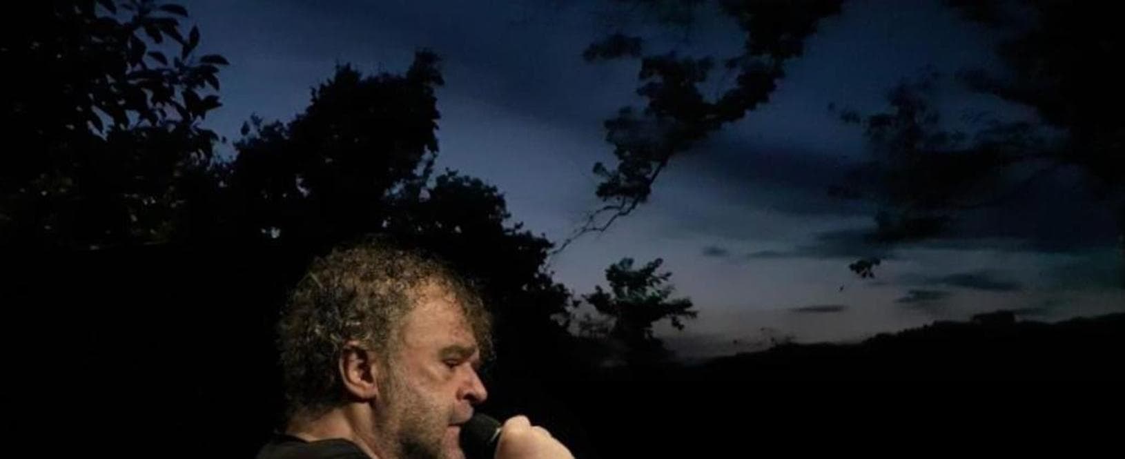 Pippo Delbono, torna con “Di notte” spettacolo per pochi. “È tempo di ricominciare da dove non c’è certezza”