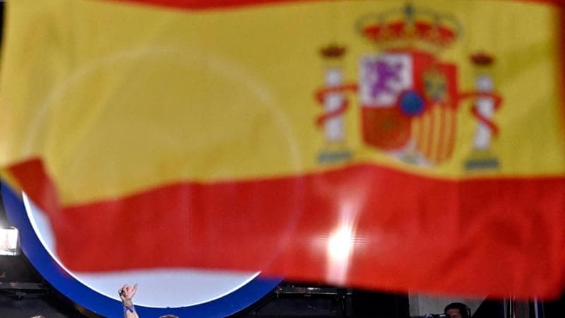 Spagna, Feijóo e Sánchez cercano la maggioranza. Ma da Madrid arriva il mandato d’arresto per Puigdemont. Rischio voto anticipato