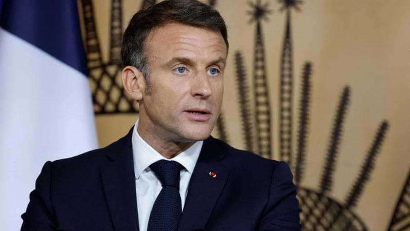 Macron parla dopo la rivolta delle banlieue e rivendica la linea dura: “Violenza inaccettabile, difenderemo l’ordine”