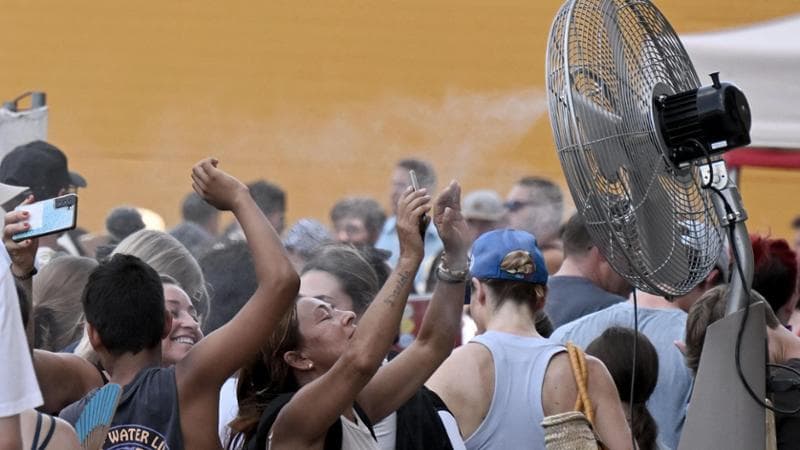 Turisti in fila all&rsquo;ingresso al Colosseo davanti ai grandi ventilatori che nebulizzano l&rsquo;acqua&nbsp;
