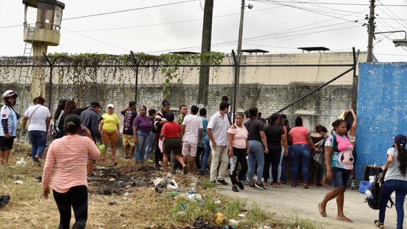 Parenti e amici aspettano in attesa di ricevere notizie dei loro cari in carcere&nbsp;
