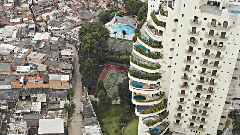 La favela Parais&oacute;polis&nbsp;confina con il quartiere benestante di Morumbi&nbsp;a San Paolo, Brasile
