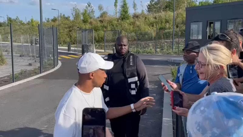 Kylian Mbapp&eacute; firma autografi ai tifosi all'ingresso del centro di allenamento del Paris Saint-Germain
