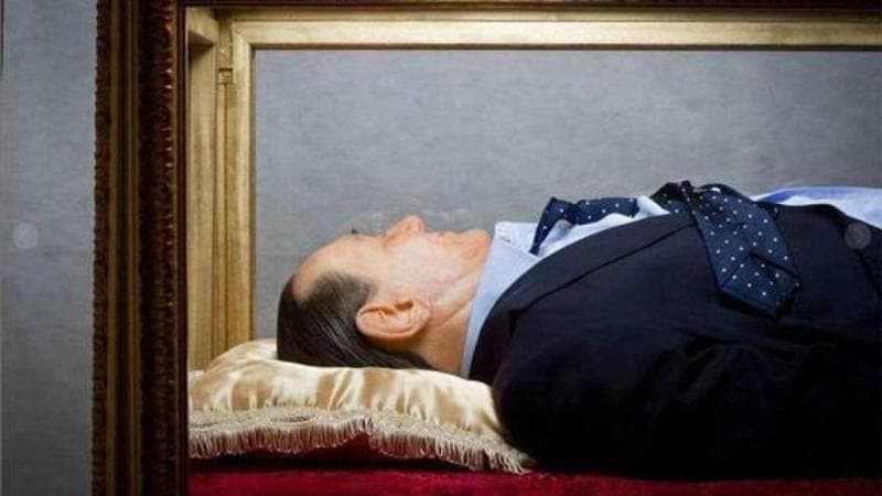 L'opera del 2012 di Garullo e Ottocento: una riproduzione in silicone di Berlusconi
