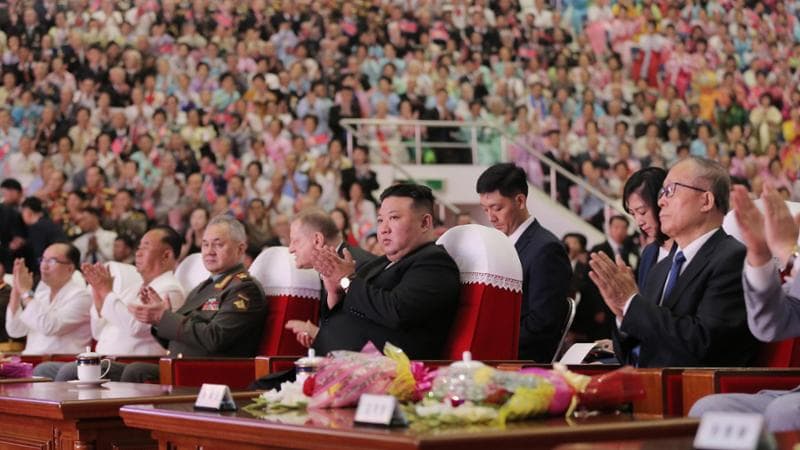 Nella foto dell'agenzia di stampa nordcoreana Kcna, Kim Jong-un e il ministro della Difesa russo Sergej Shojgu a Pyongyang
