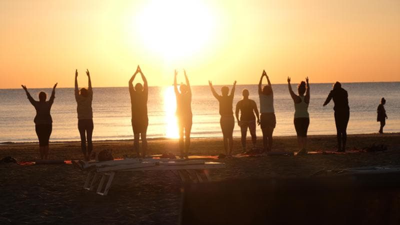 Yoga in spiaggia a Rimini
