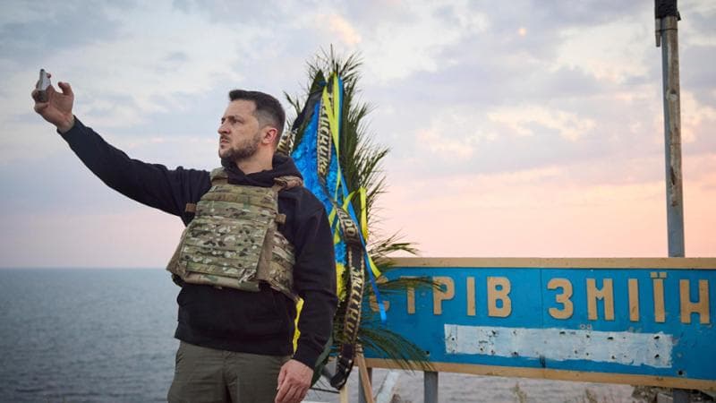 “Heil Zelensky”, il video della propaganda russa che dà del nazista al presidente ucraino e impazza sui social in Germania