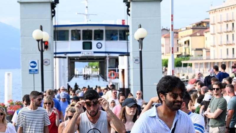 Bellagio, Como, turisti sbarcano da un traghetto. Foto di Flavio Lo Scalzo
