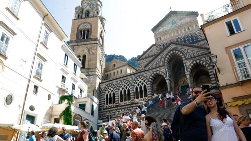 Turisti davanti al Duomo di Amalfi. Foto di Stefano Renna
